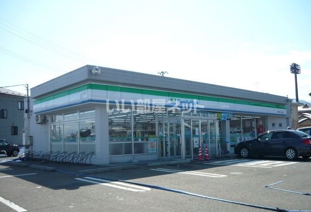 近くのファミマ鶴岡スタジアム前店まで965m（徒歩13分）