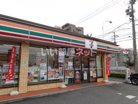 近くのコンビニまで874m（徒歩11分）