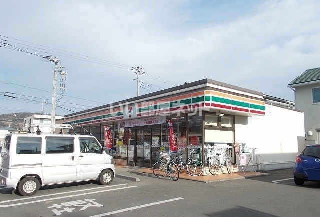 近くのコンビニまで427m（徒歩6分）