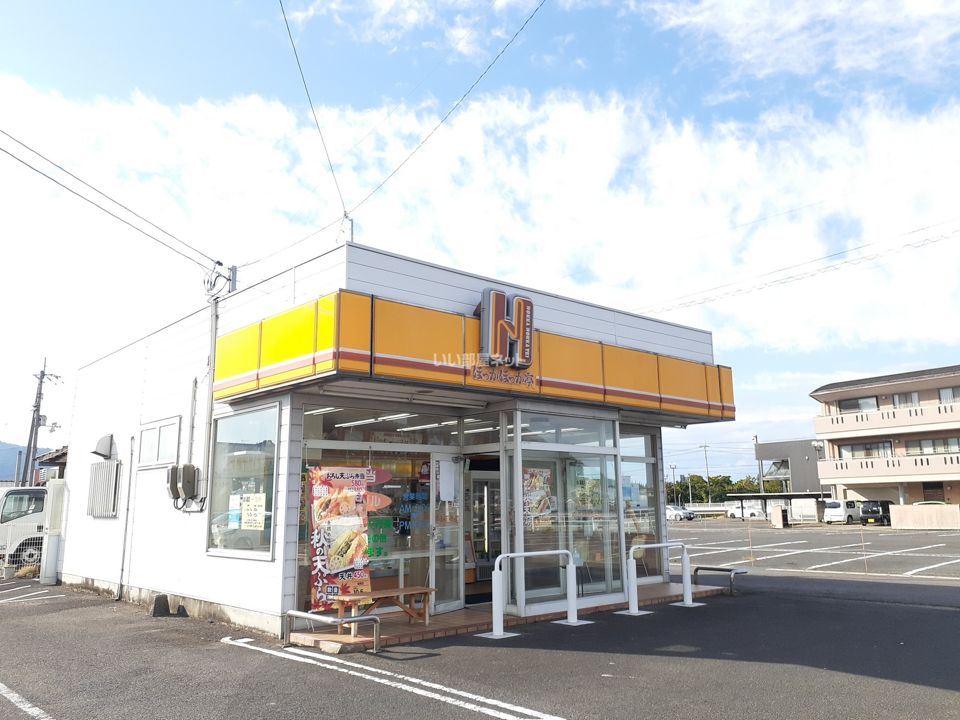 近くの施設まで682m（徒歩9分）