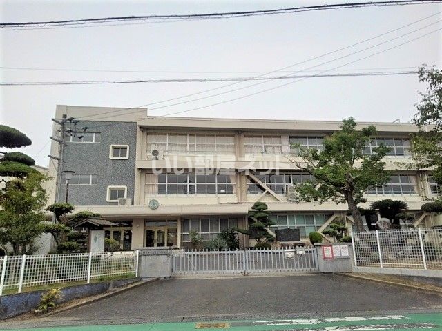 近くの観音寺市立高室小学校まで1,282m（徒歩17分）