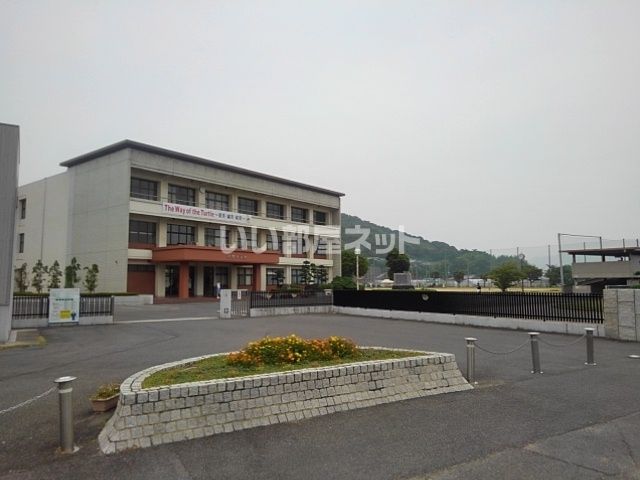 近くの三豊市立詫間中学校まで980m（徒歩13分）