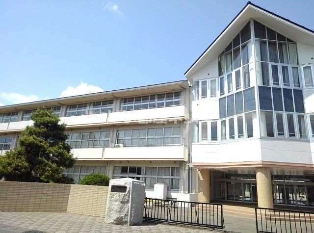 近くの下野市立南河内中学校まで1,321m（徒歩17分）