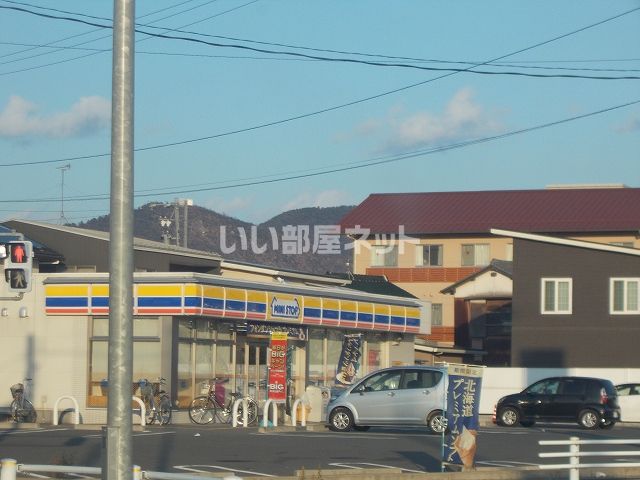 近くのコンビニまで708m（徒歩9分）