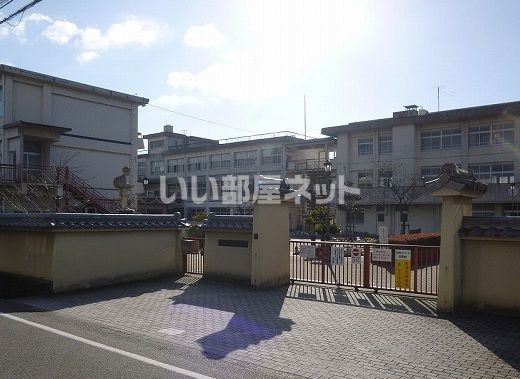 近くの斑鳩町立斑鳩小学校まで142m（徒歩2分）