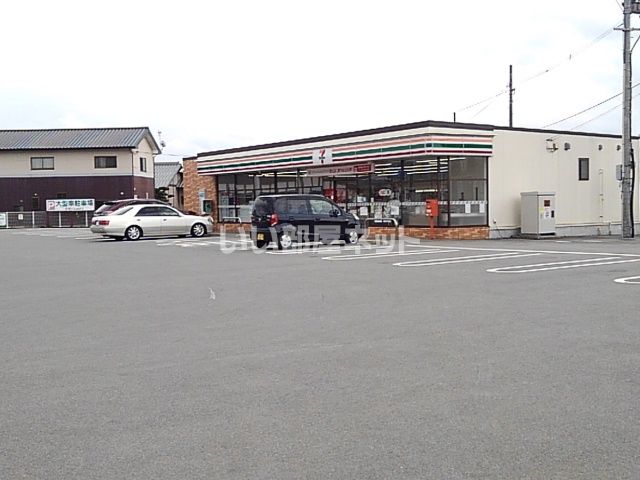近くのコンビニまで983m（徒歩13分）