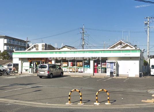 近くのコンビニまで638m（徒歩8分）