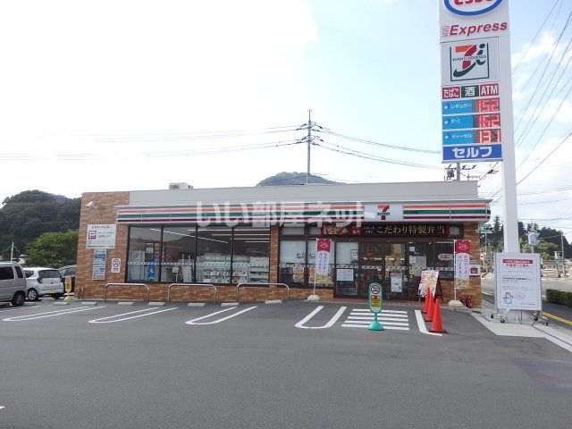 近くのコンビニまで942m（徒歩12分）