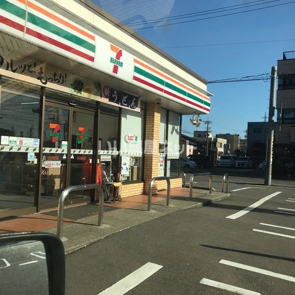 近くのコンビニまで900m（徒歩12分）