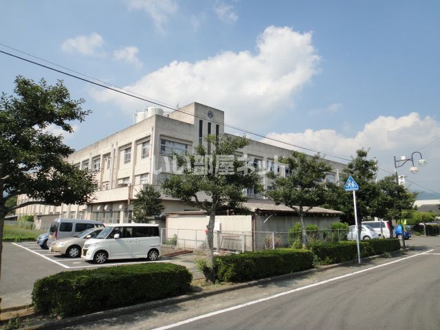 近くの小学校まで593m（徒歩8分）