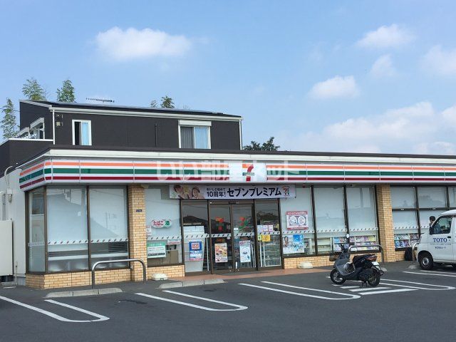 近くのコンビニまで614m（徒歩8分）