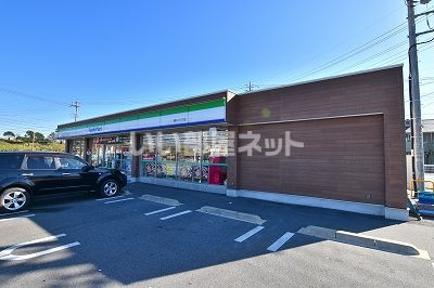 近くのコンビニまで589m（徒歩8分）