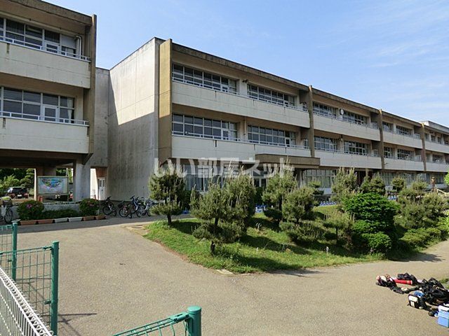 近くの白井市立白井第一小学校まで742m（徒歩10分）