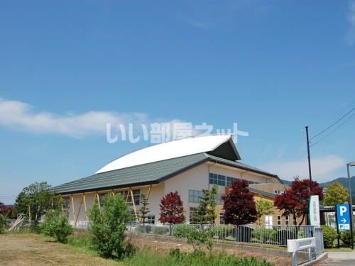 近くの丸岡運動公園まで4,433m（徒歩56分）