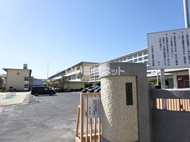 近くの小学校まで495m（徒歩7分）