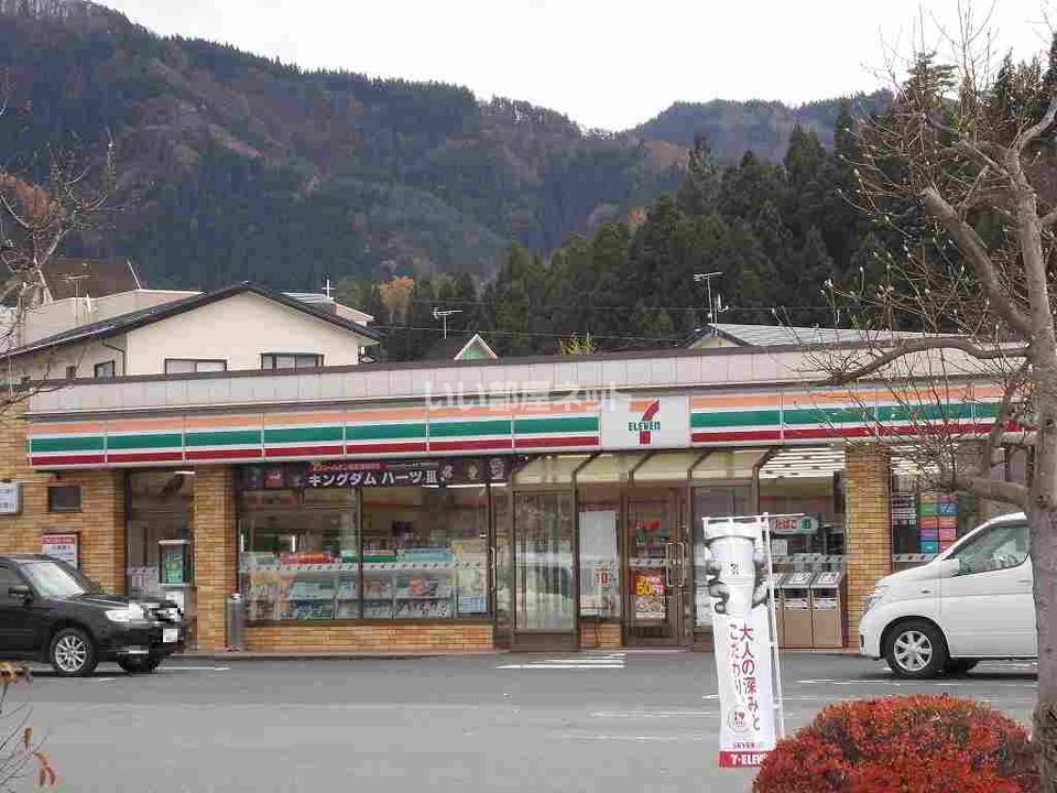 近くのコンビニまで253m（徒歩4分）
