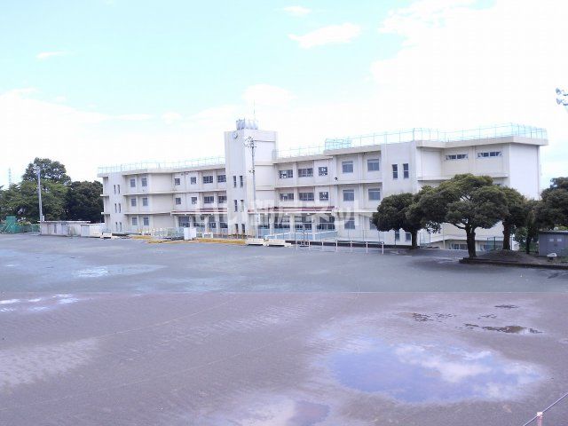 近くの小学校まで390m（徒歩5分）