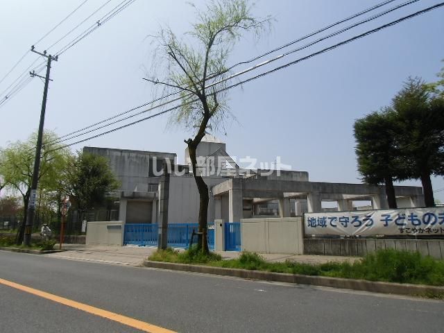 近くの小学校まで530m（徒歩7分）