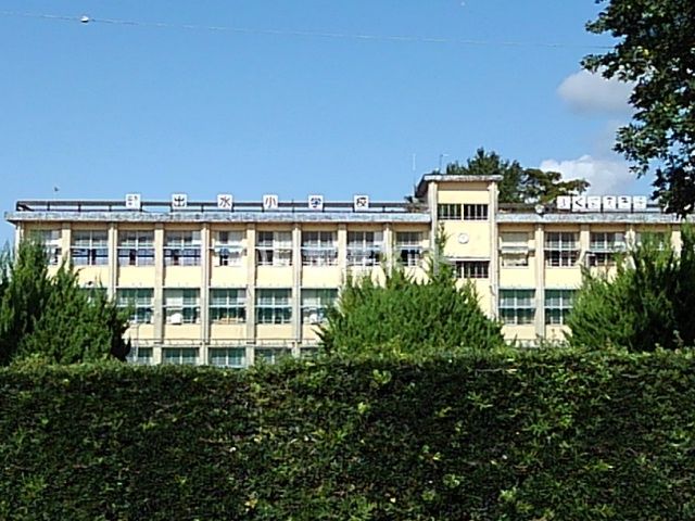 近くの出水市立出水小学校まで544m（徒歩7分）