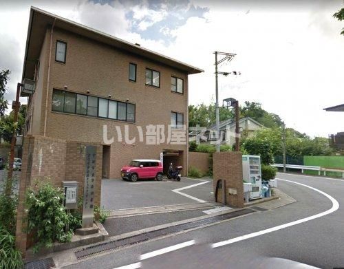 近くの図書館まで1,975m（徒歩25分）