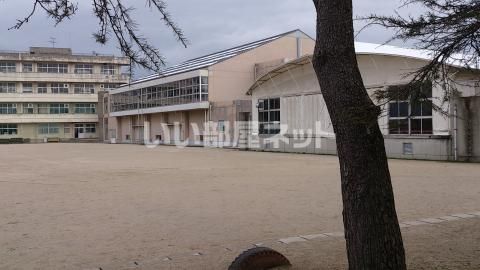 近くの高松小学校まで1,401m（徒歩18分）