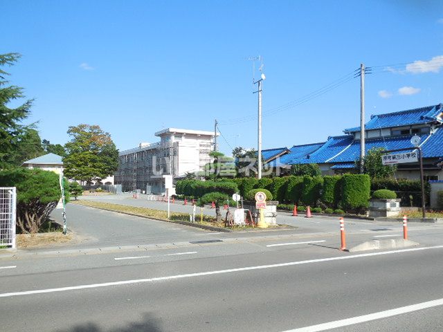 近くの小学校まで893m（徒歩12分）