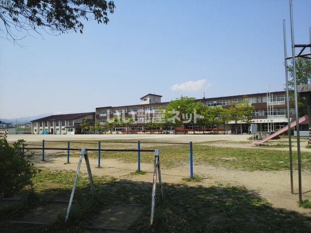 近くの小学校まで1,754m（徒歩22分）