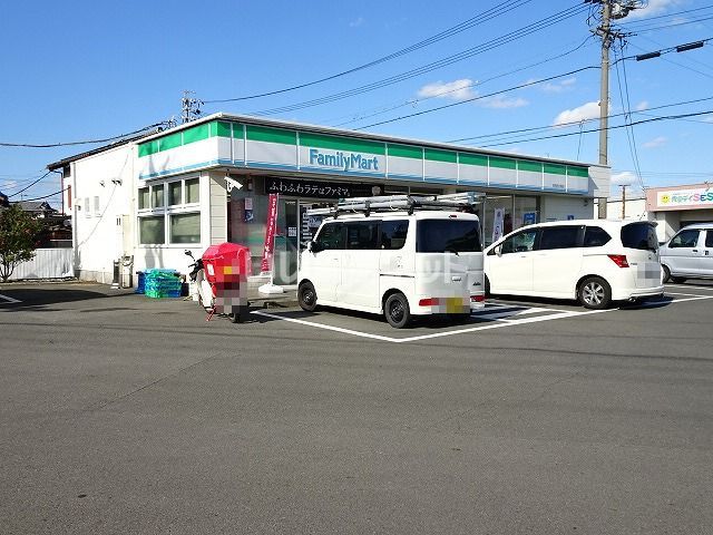 近くのファミリーマート吉田町片岡店まで1,114m（徒歩14分）