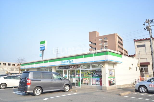 近くのファミリーマート小倉東インター前店まで152m（徒歩2分）