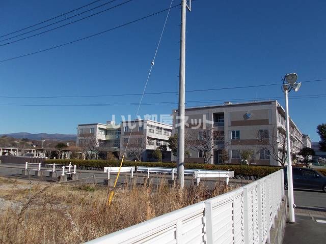 近くの三島南高校まで907m（徒歩12分）