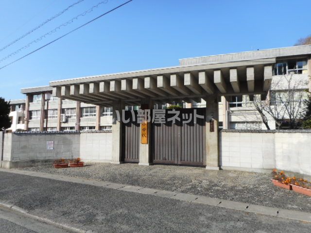 近くの小学校まで636m（徒歩8分）