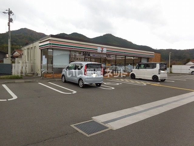 近くのコンビニまで472m（徒歩6分）