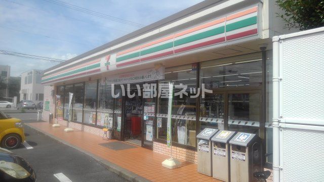 近くのコンビニまで543m（徒歩7分）