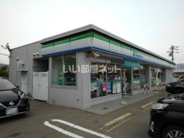 近くのコンビニまで251m（徒歩4分）