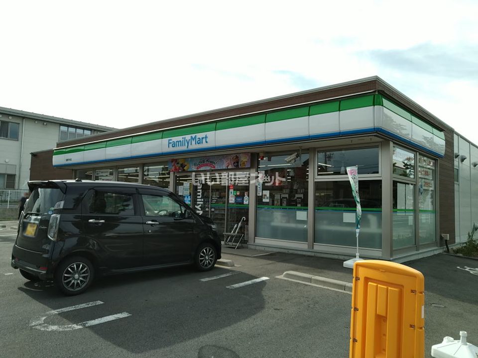 近くのコンビニまで180m（徒歩3分）
