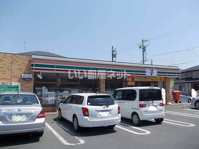 近くのコンビニまで710m（徒歩9分）