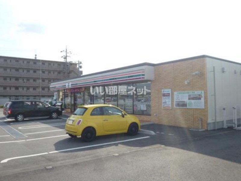 近くのコンビニまで924m（徒歩12分）