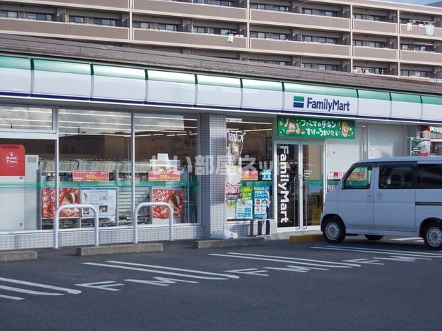 近くのコンビニまで608m（徒歩8分）