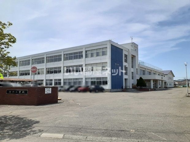 近くの静内小学校まで467m（徒歩6分）