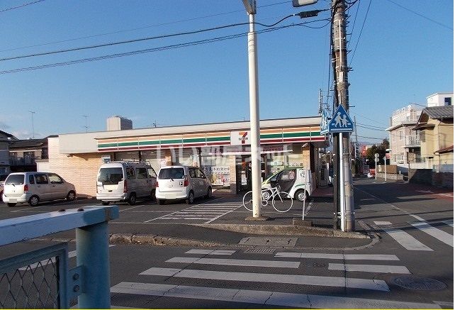 近くのコンビニまで470m（徒歩6分）