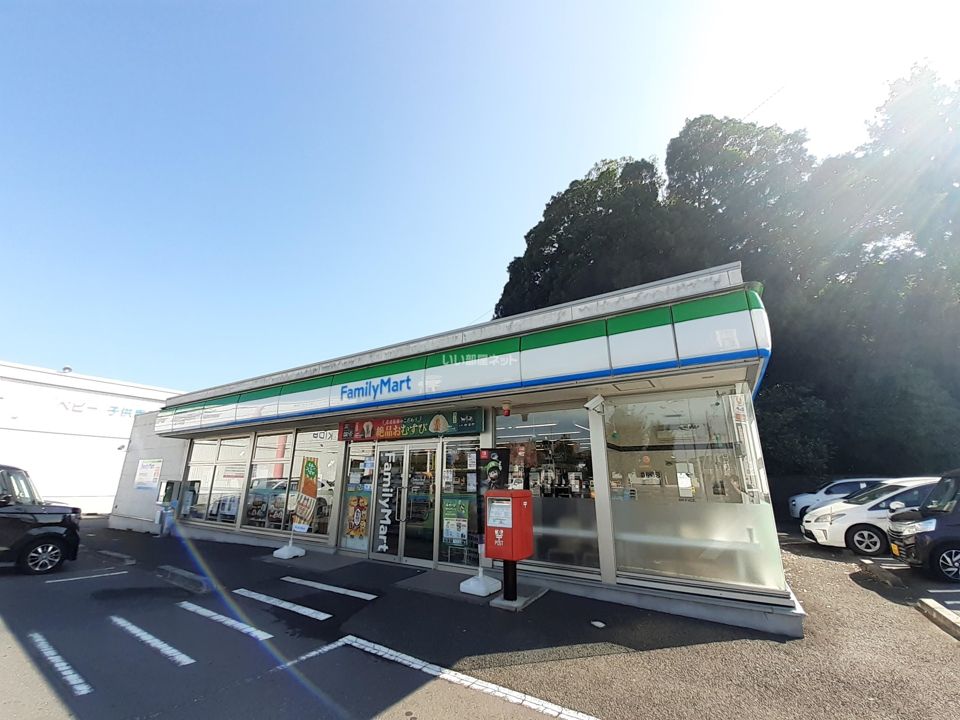 近くのコンビニまで641m（徒歩9分）