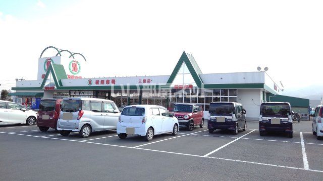 近くの新鮮市場まで872m（徒歩11分）