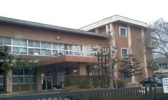 近くの小学校まで270m（徒歩4分）