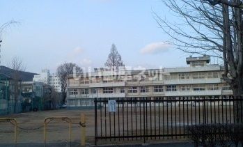 近くの福島市立第二中学校まで680m(徒歩9分)