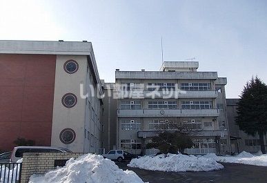 近くの福島市立余目小学校まで1,358m（徒歩17分）