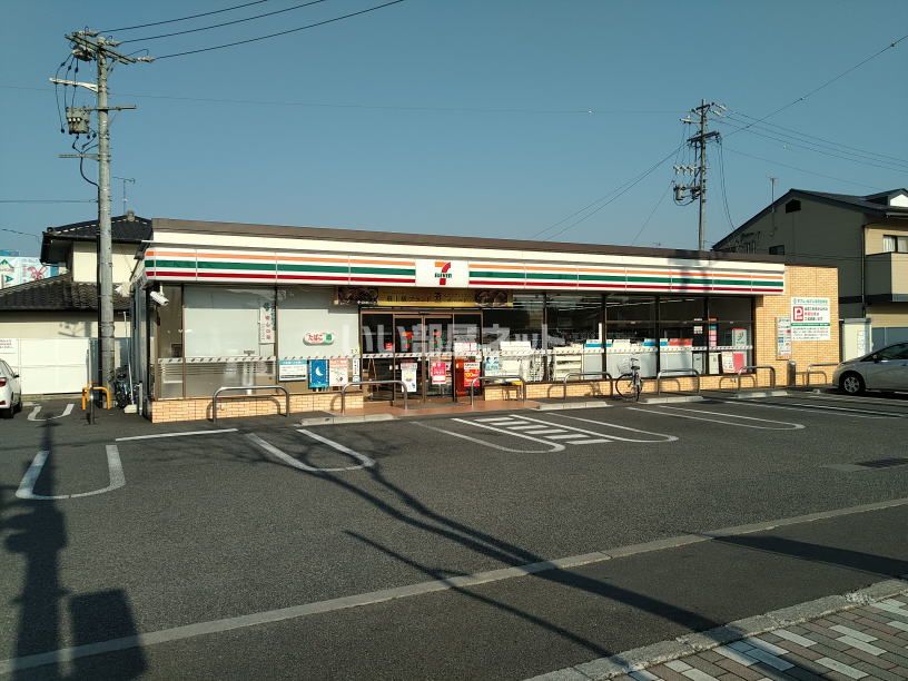 近くのコンビニまで286m（徒歩4分）