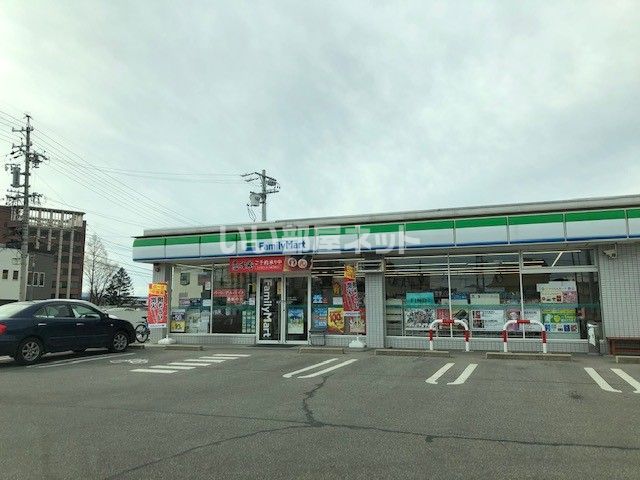 近くのコンビニまで986m（徒歩13分）
