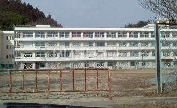 近くの川俣町立川俣中学校まで1,042m(徒歩14分)