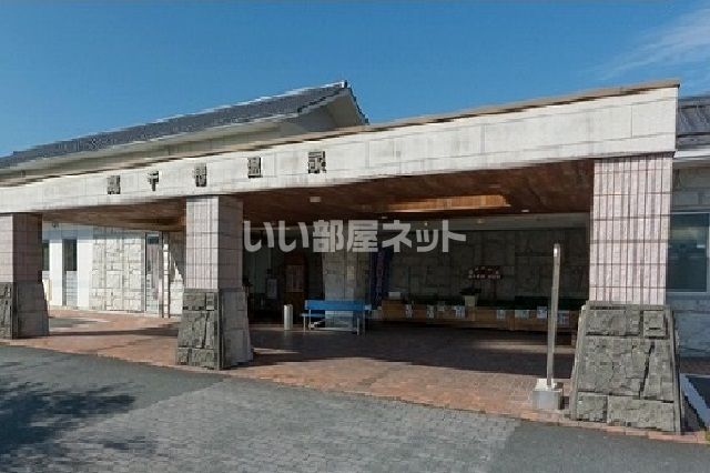 近くの施設まで1,827m（徒歩23分）