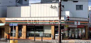 近くのコンビニまで1,176m（徒歩15分）